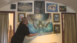Lake Country art collector shares collection in art exhibition - Okanagan | Globalnews.ca