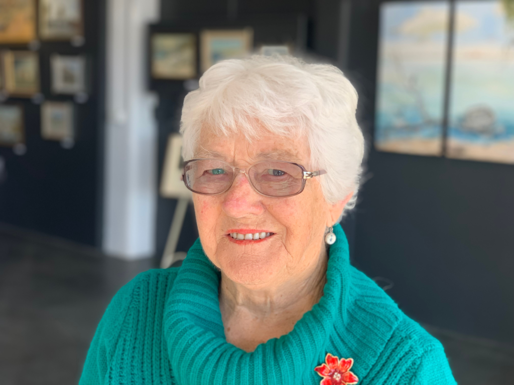 Southern Mallee artist Shirley Newton shares lifetime of memories at first solo art exhibition — at 92 - ABC News
